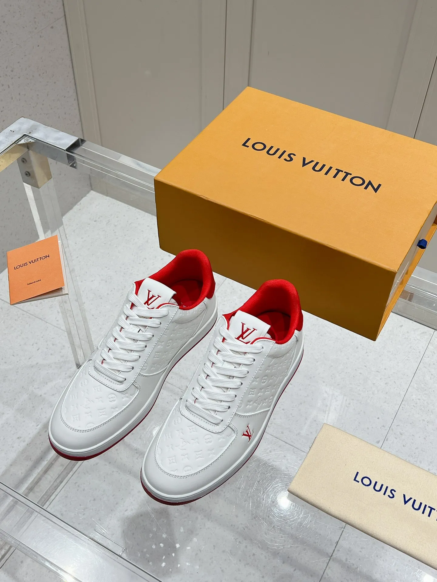 👟👟Ex-factory price 680👟👟 LV new style casual white shoes for men, simple and fashionable, light and comfortable, size: 39-44 (order 45)